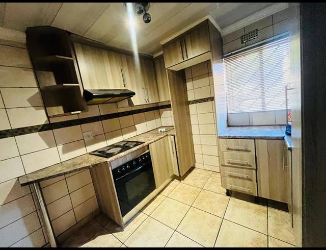 5 BEDROOM HOUSE FOR SALE IN ORMONDE VIEW